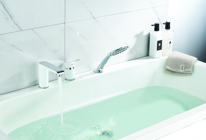 Смеситель Rossinka W40-39 на борт ванны на 3 отверстия Смеситель Rossinka W40-39 на борт ванны на 3 отверстия