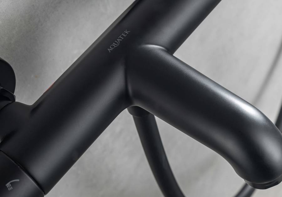 Термостатический смеситель для ванны AQUATEK, матовый черный AQ1043MB  Термостатический смеситель для ванны AQUATEK, матовый черный AQ1043MB