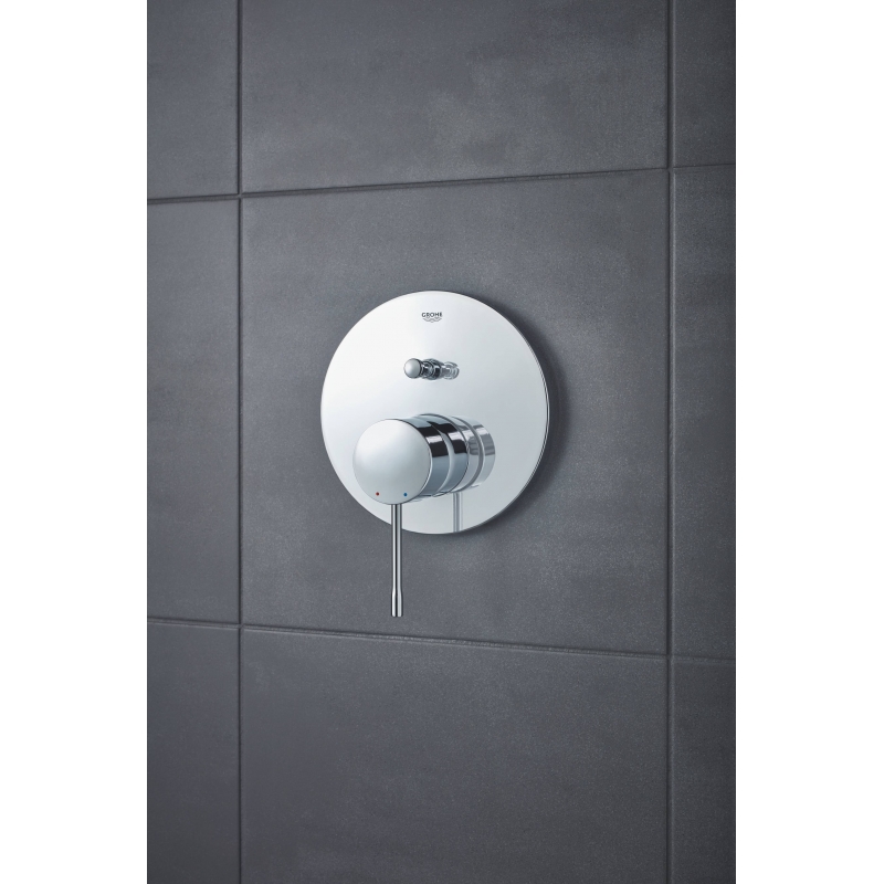 Смеситель для ванны с душем Grohe Essence 24058001 Смеситель для ванны с душем Grohe Essence 24058001