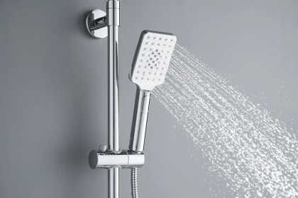 Смеситель Rossinka RS46-46 для ванны с регулируемой высотой штанги и лейкой "Тропический дождь" Смеситель Rossinka RS46-46 для ванны с регулируемой высотой штанги и лейкой "Тропический дождь"