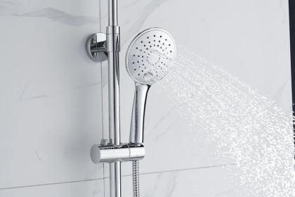 Смеситель Rossinka RS45-46 для ванны с регулируемой высотой штанги и лейкой "Тропический дождь"