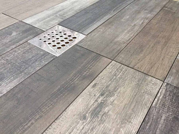 13000020 Точечный трап 150х150 мм Confluo Standard Vertical Drops,металл с перфорацией Drops (Капли), без рамки Исполнение: Хром 