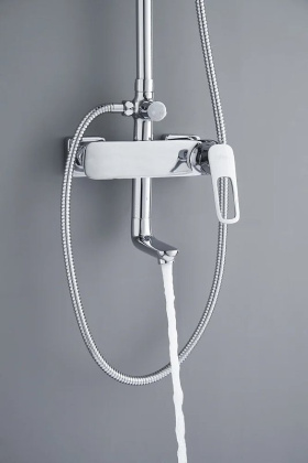 Смеситель Rossinka RS46-46 для ванны с регулируемой высотой штанги и лейкой "Тропический дождь" Смеситель Rossinka RS46-46 для ванны с регулируемой высотой штанги и лейкой "Тропический дождь"